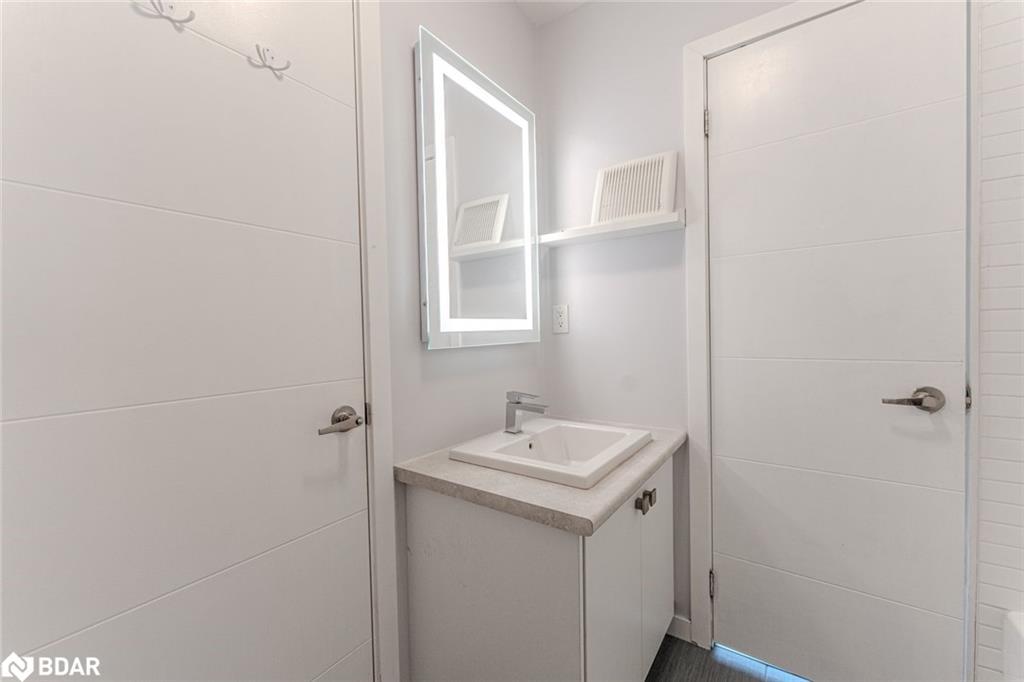 14-369 Essa Road, Barrie, ON - Indoor Photo Showing Bathroom