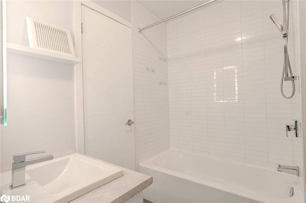 14-369 Essa Road, Barrie, ON - Indoor Photo Showing Bathroom