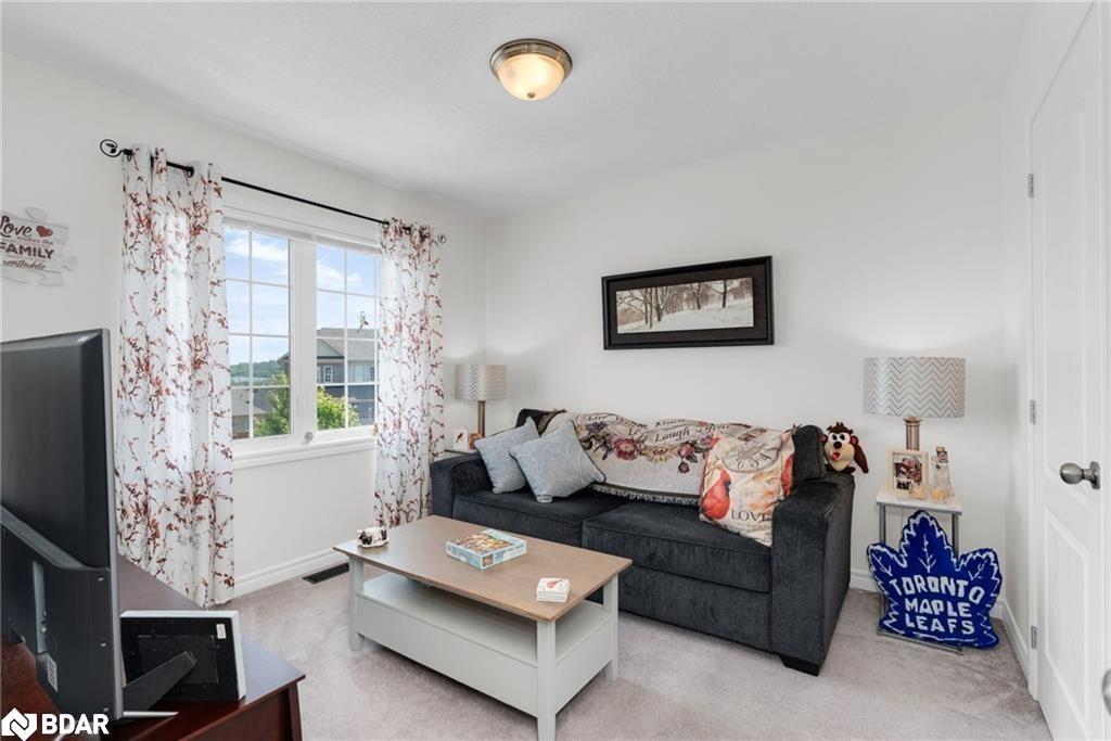 197 Isabella Drive, Orillia, ON - Indoor Photo Showing Living Room