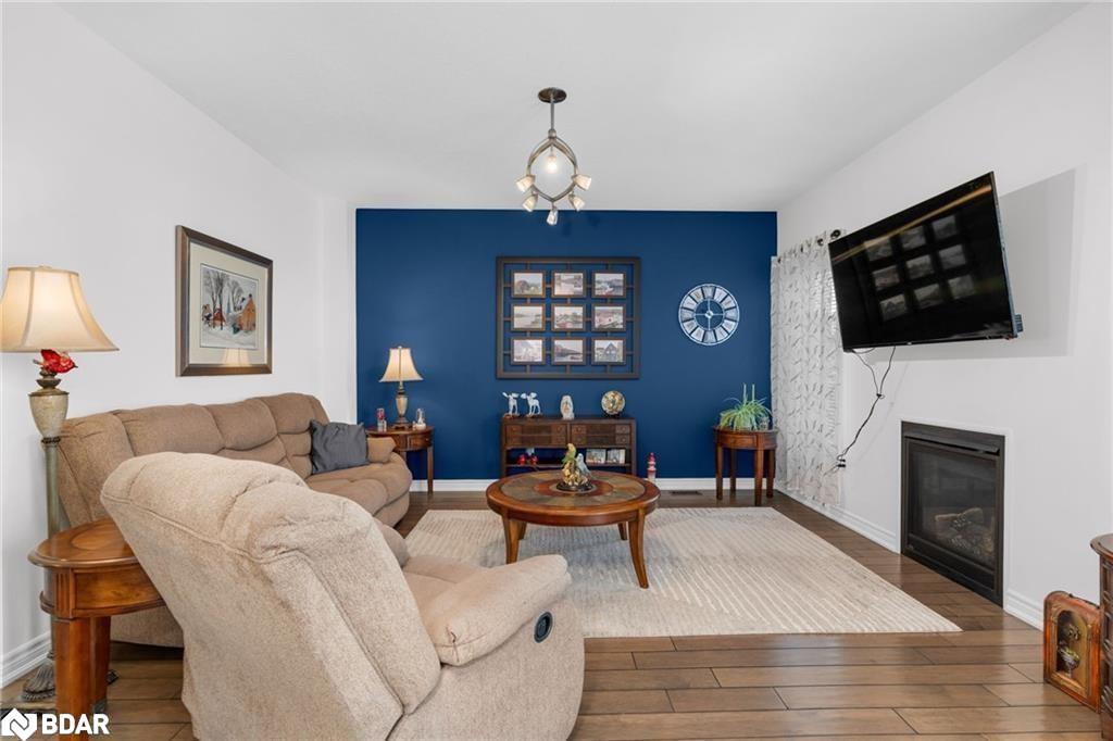 197 Isabella Drive, Orillia, ON - Indoor Photo Showing Living Room With Fireplace