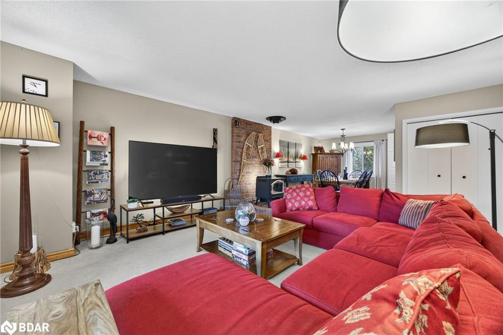 312-1102 Horseshoe Valley Road W, Oro-Medonte, ON - Indoor Photo Showing Living Room