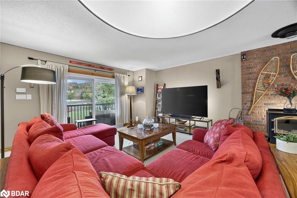 312-1102 Horseshoe Valley Road W, Oro-Medonte, ON - Indoor Photo Showing Living Room