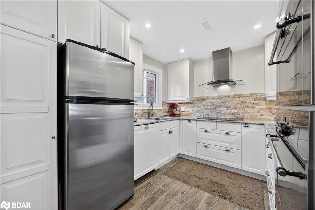 312-1102 Horseshoe Valley Road W, Oro-Medonte, ON - Indoor Photo Showing Kitchen With Upgraded Kitchen