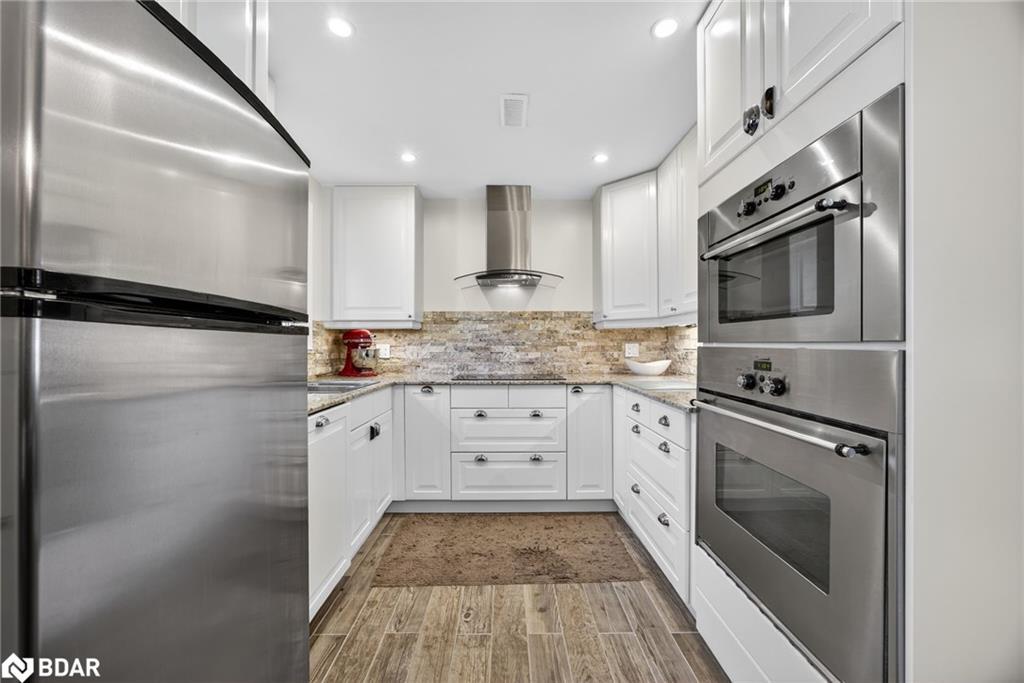312-1102 Horseshoe Valley Road W, Oro-Medonte, ON - Indoor Photo Showing Kitchen With Upgraded Kitchen