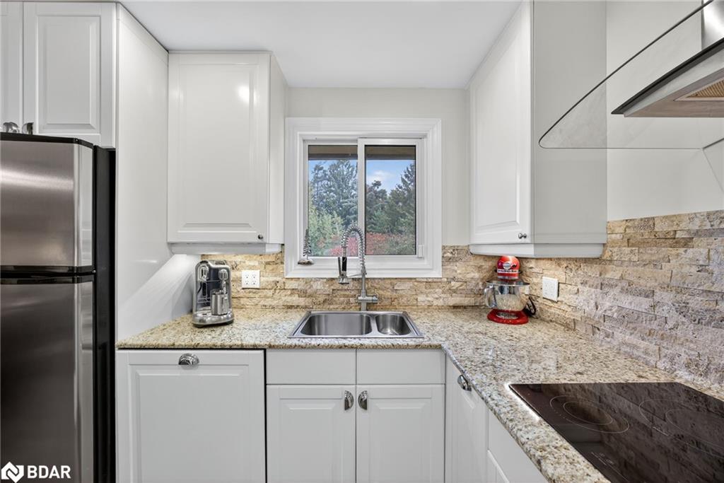 312-1102 Horseshoe Valley Road W, Oro-Medonte, ON - Indoor Photo Showing Kitchen With Double Sink