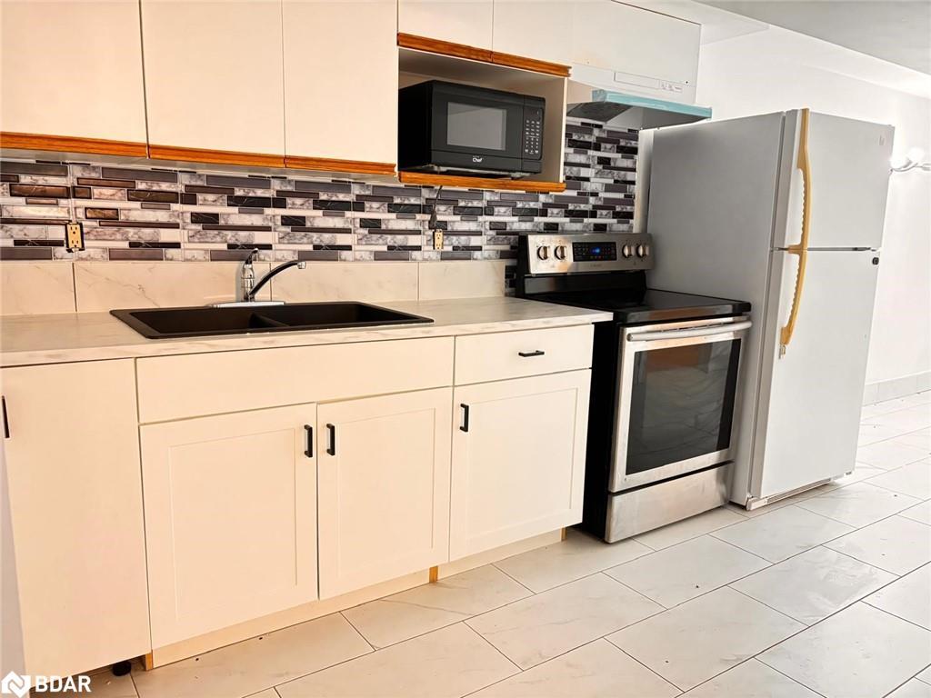 15 Lafayette Drive, St. Catharines, ON - Indoor Photo Showing Kitchen With Double Sink