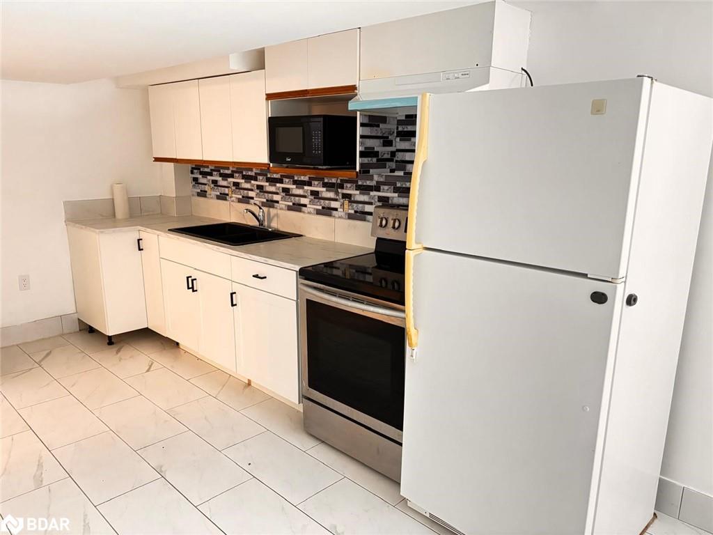 15 Lafayette Drive, St. Catharines, ON - Indoor Photo Showing Kitchen