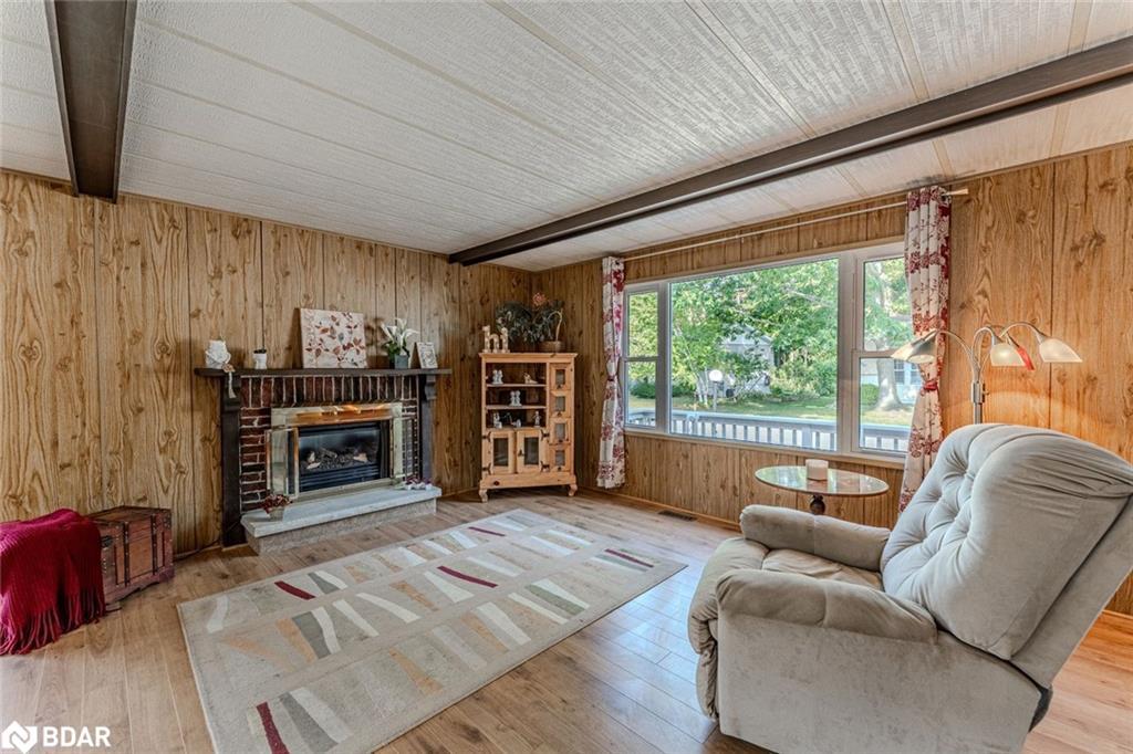 15 Riverview Circle, Innisfil, ON - Indoor Photo Showing Living Room With Fireplace