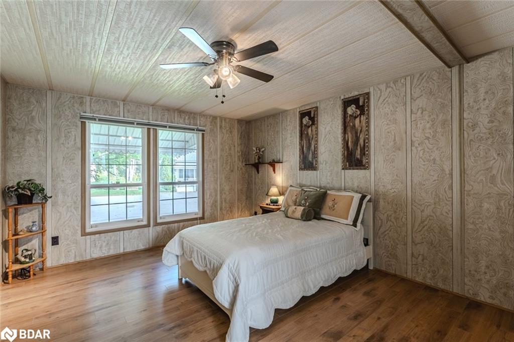 15 Riverview Circle, Innisfil, ON - Indoor Photo Showing Bedroom