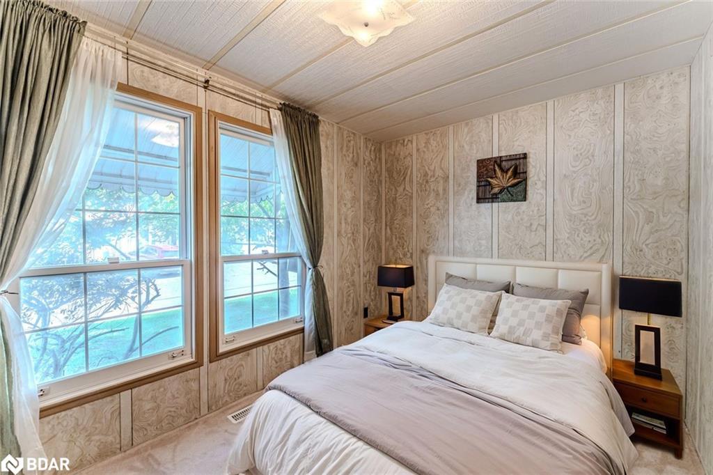 15 Riverview Circle, Innisfil, ON - Indoor Photo Showing Bedroom