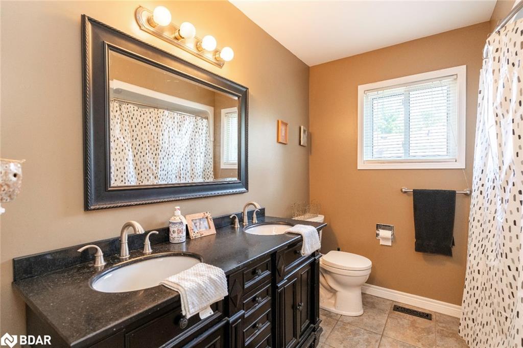 51 Nottawasaga Drive, Angus, ON - Indoor Photo Showing Bathroom