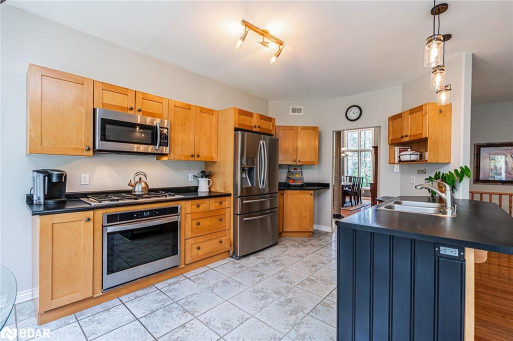 11 Bunker Place, Oro-Medonte, ON - Indoor Photo Showing Kitchen With Stainless Steel Kitchen