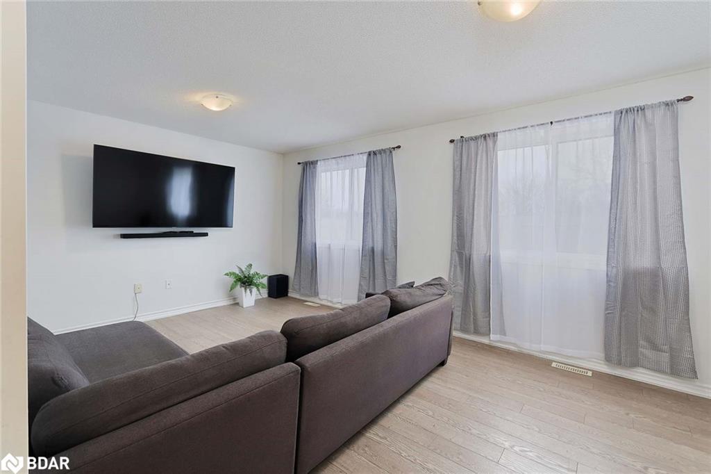7-57 Ferndale Drive S, Barrie, ON - Indoor Photo Showing Living Room