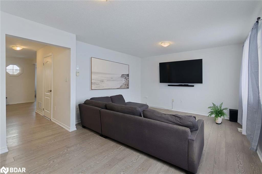 7-57 Ferndale Drive S, Barrie, ON - Indoor Photo Showing Living Room