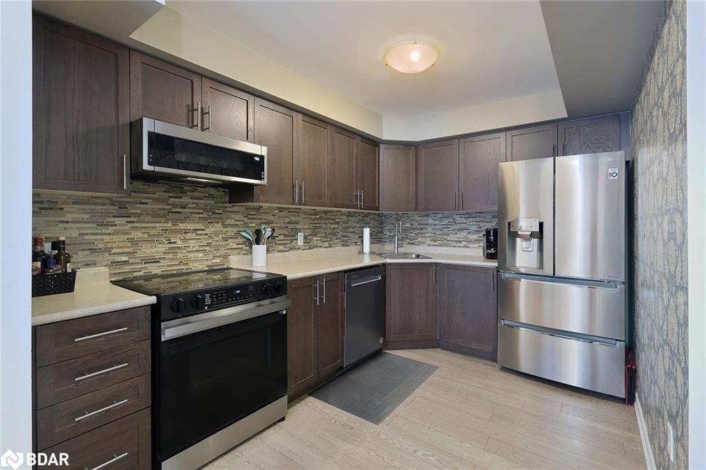 7-57 Ferndale Drive S, Barrie, ON - Indoor Photo Showing Kitchen With Upgraded Kitchen
