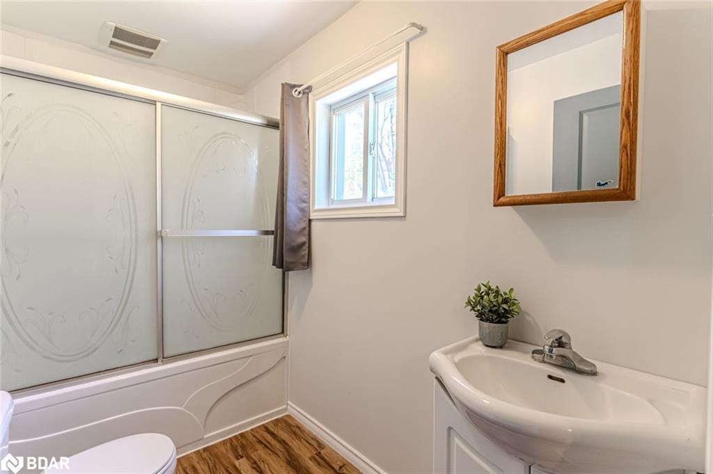135 Sixth Street, Midland, ON - Indoor Photo Showing Bathroom