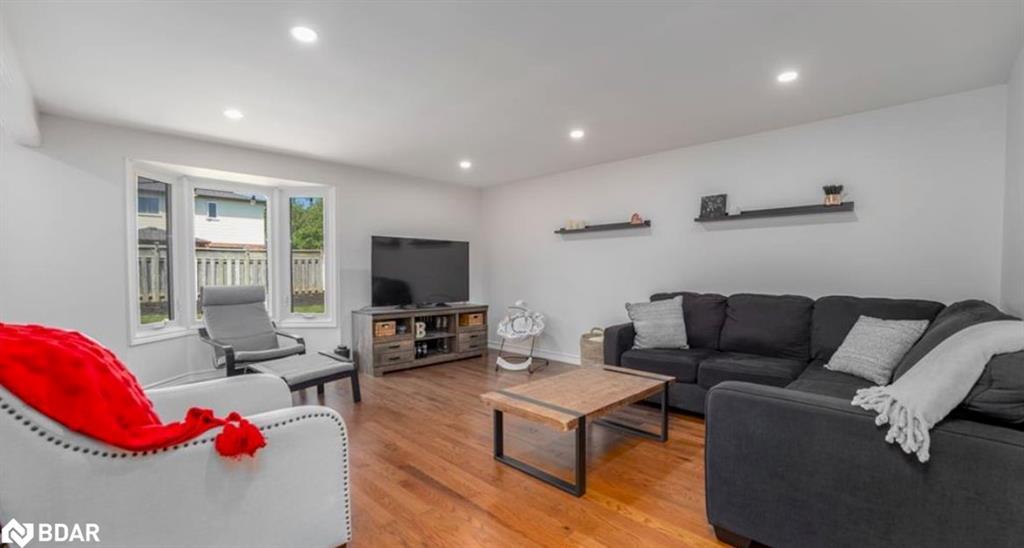 47 Ruffian Road, Brantford, ON - Indoor Photo Showing Living Room