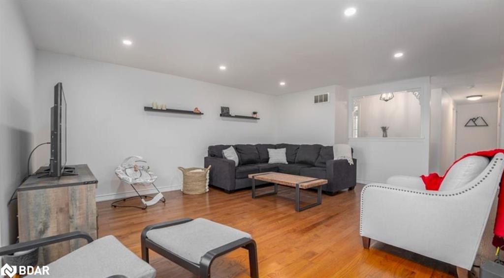 47 Ruffian Road, Brantford, ON - Indoor Photo Showing Living Room