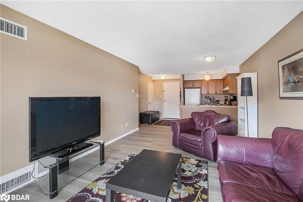 303-107 Bond Street, Orillia, ON - Indoor Photo Showing Living Room