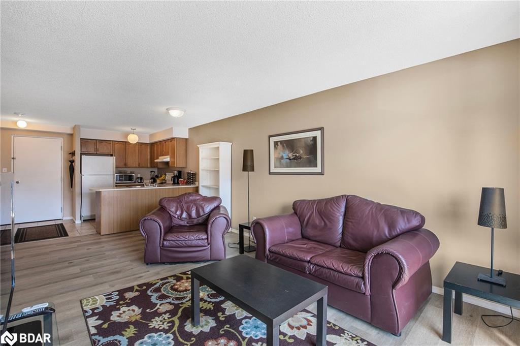 303-107 Bond Street, Orillia, ON - Indoor Photo Showing Living Room