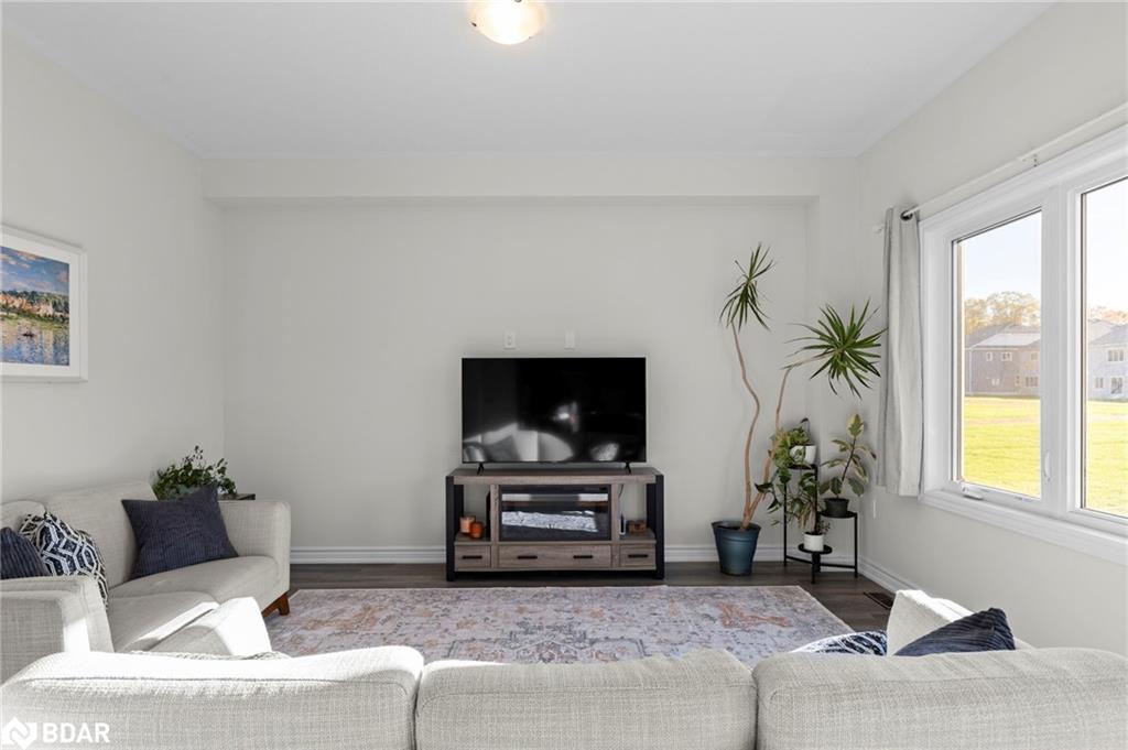 340 Mceachern Lane, Gravenhurst, ON - Indoor Photo Showing Living Room