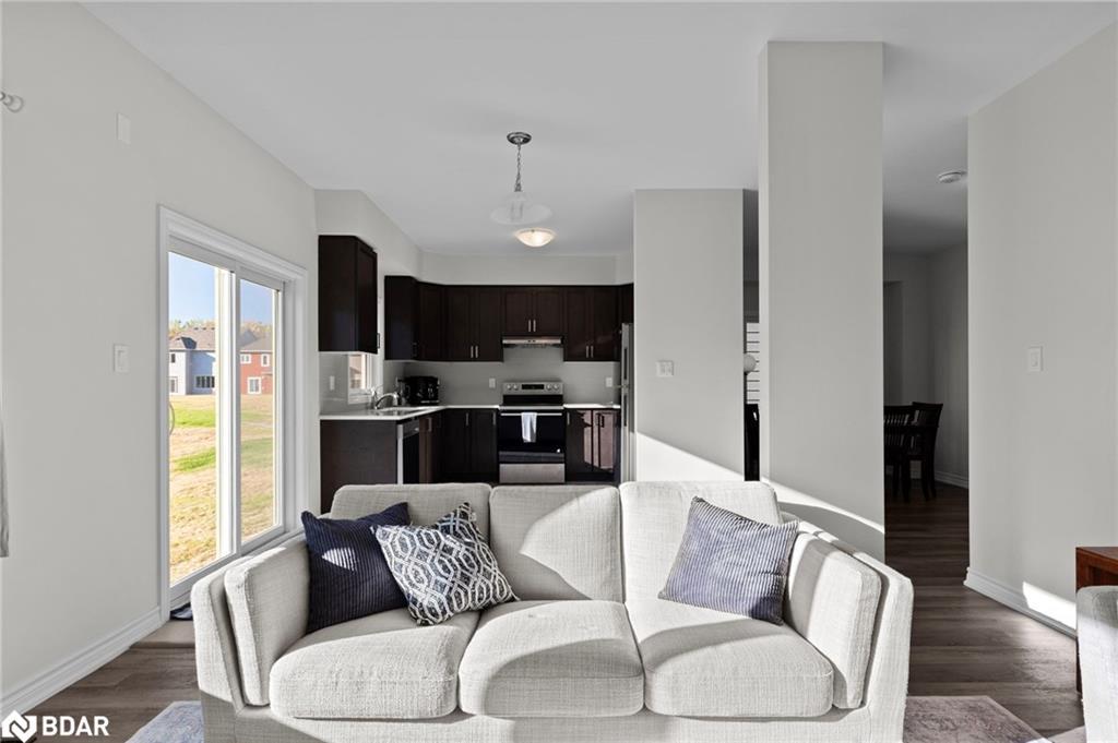 340 Mceachern Lane, Gravenhurst, ON - Indoor Photo Showing Living Room