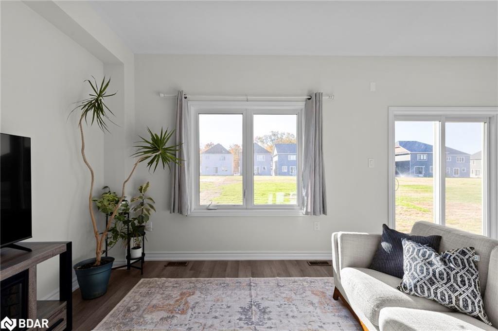 340 Mceachern Lane, Gravenhurst, ON - Indoor Photo Showing Living Room