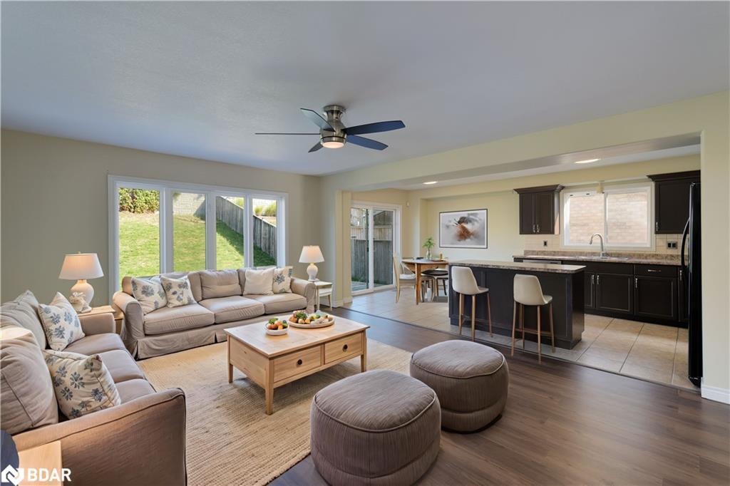 47 Plum Tree Lane, Grimsby, ON - Indoor Photo Showing Living Room