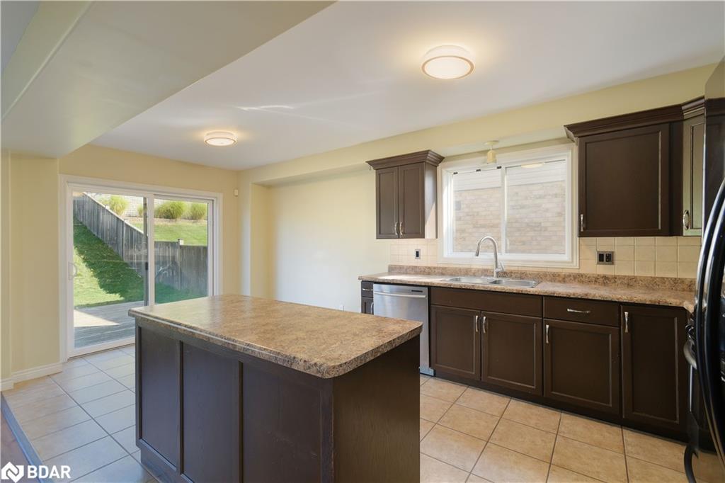 47 Plum Tree Lane, Grimsby, ON - Indoor Photo Showing Kitchen