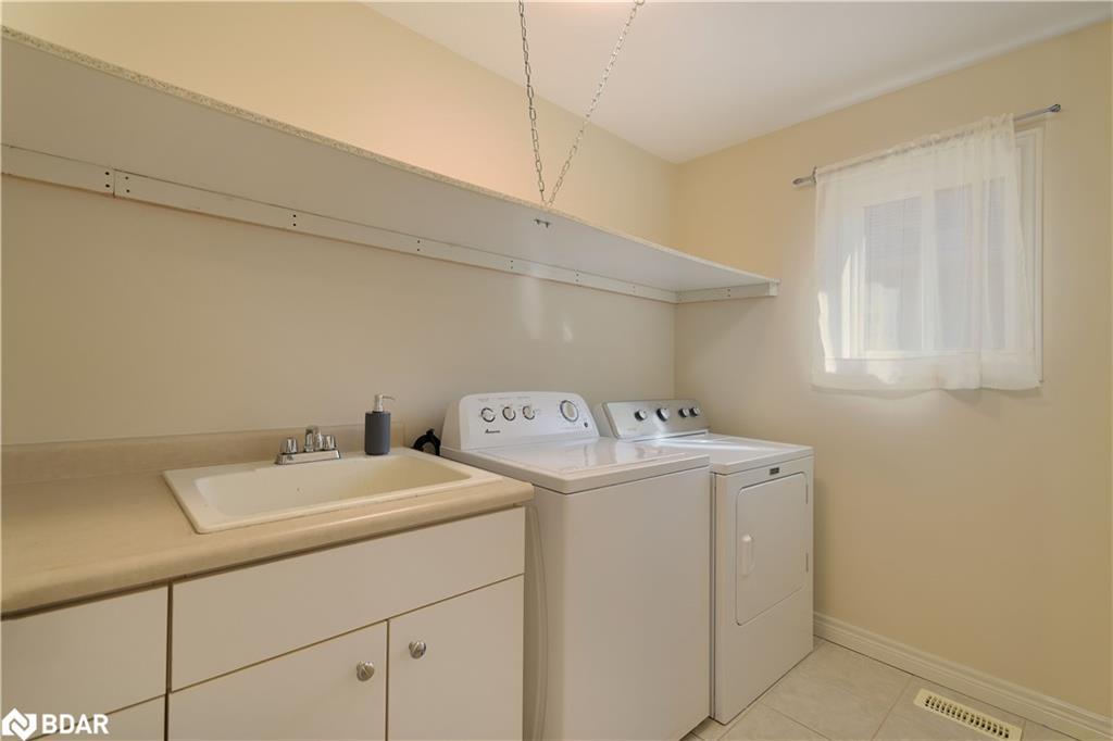 47 Plum Tree Lane, Grimsby, ON - Indoor Photo Showing Laundry Room