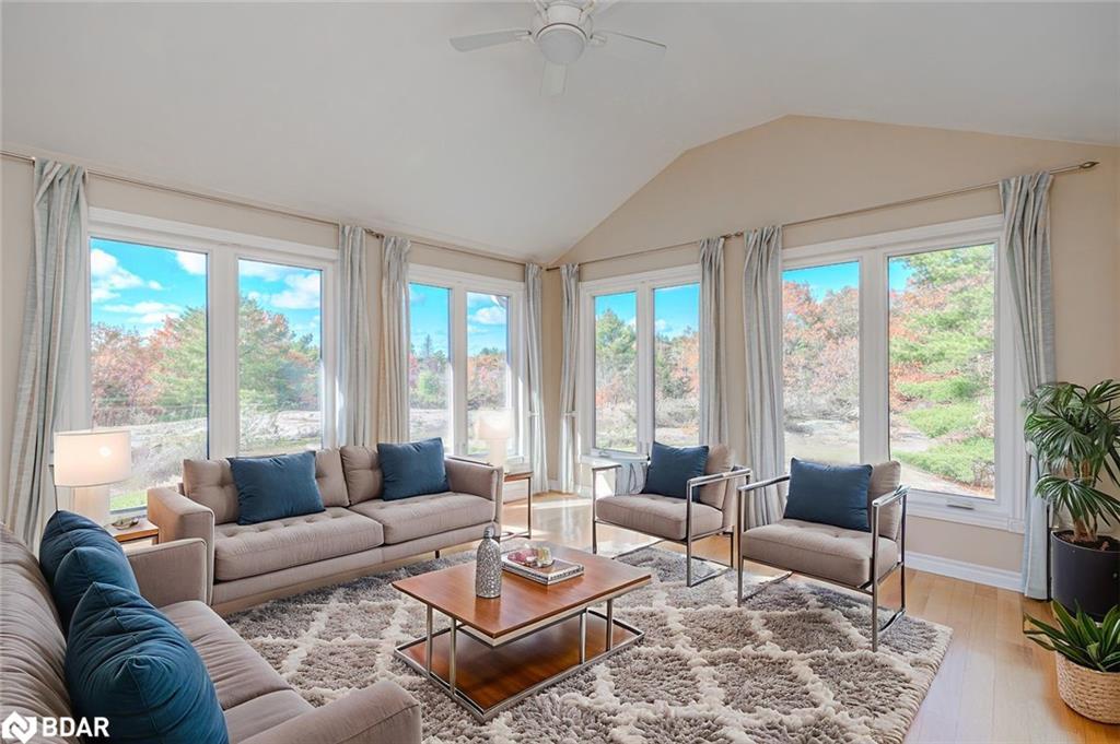 1564 Honey Harbour Road, Georgian Bay, ON - Indoor Photo Showing Living Room
