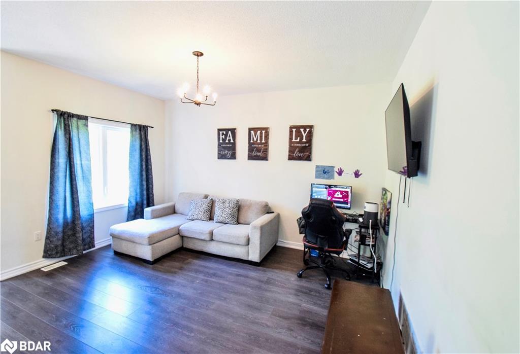 77 Tumblewood Place, Welland, ON - Indoor Photo Showing Living Room