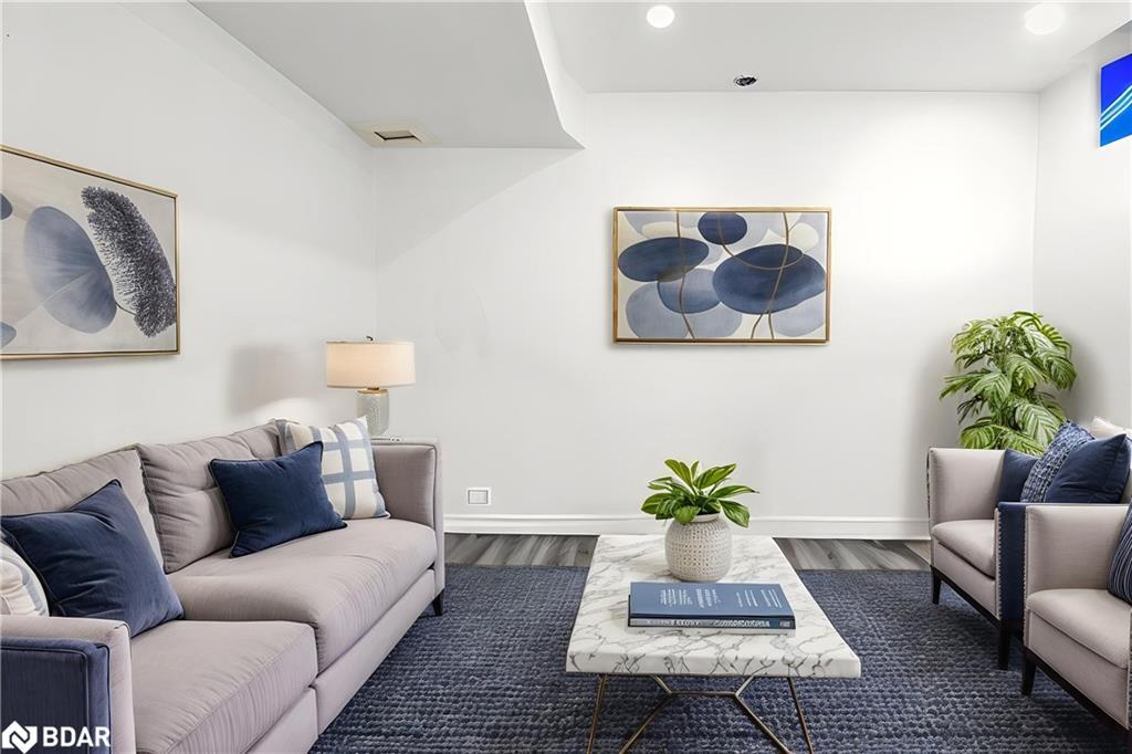 77 Tumblewood Place, Welland, ON - Indoor Photo Showing Living Room