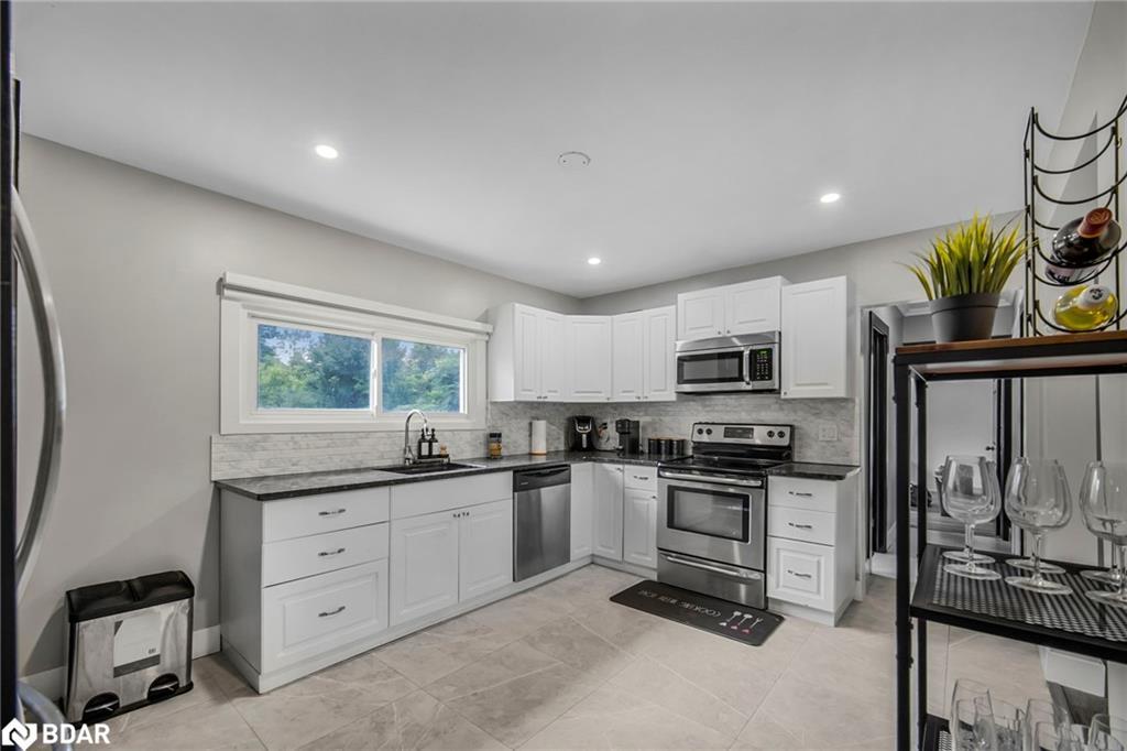 1859 Parkhurst Avenue, London, ON - Indoor Photo Showing Kitchen With Stainless Steel Kitchen