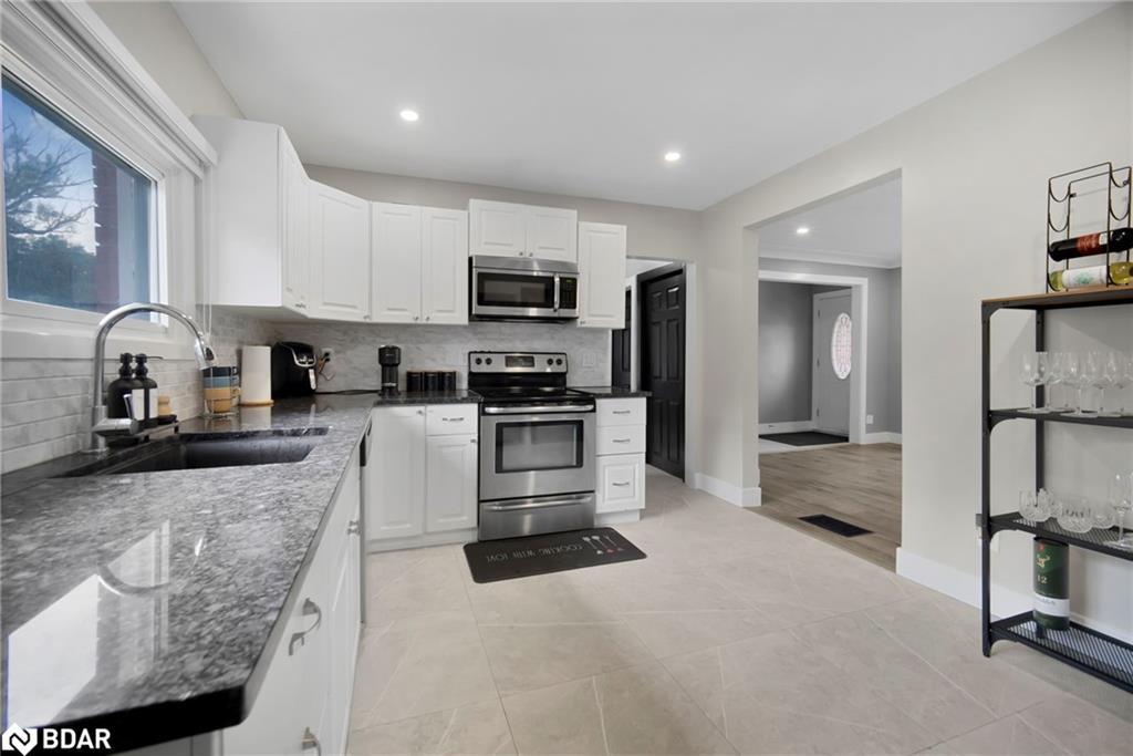 1859 Parkhurst Avenue, London, ON - Indoor Photo Showing Kitchen With Stainless Steel Kitchen With Upgraded Kitchen