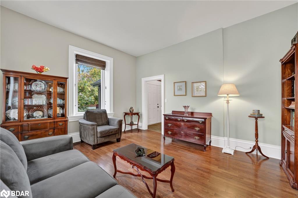 72 Banfield Street, Paris, ON - Indoor Photo Showing Living Room