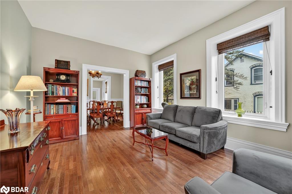 72 Banfield Street, Paris, ON - Indoor Photo Showing Living Room