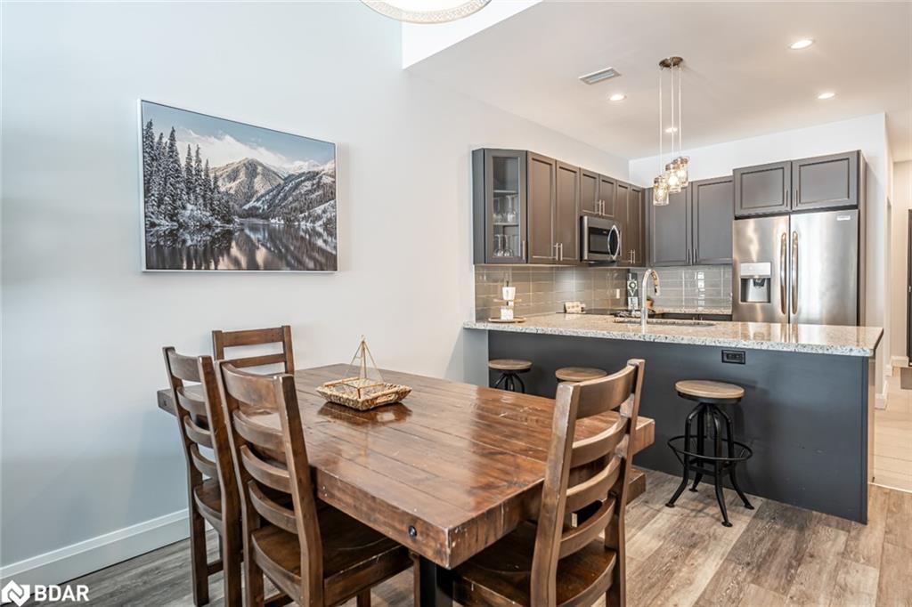 503-80 Horseshoe Boulevard, Oro-Medonte, ON - Indoor Photo Showing Dining Room