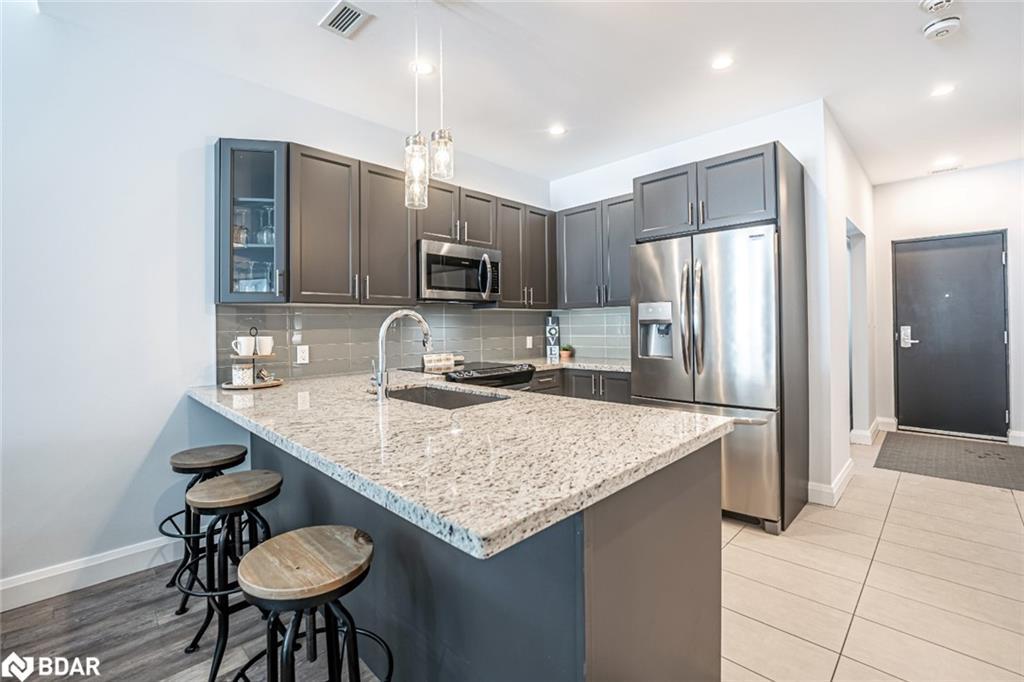 503-80 Horseshoe Boulevard, Oro-Medonte, ON - Indoor Photo Showing Kitchen With Upgraded Kitchen