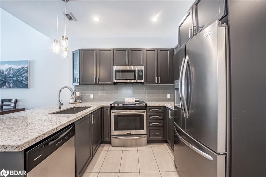 503-80 Horseshoe Boulevard, Oro-Medonte, ON - Indoor Photo Showing Kitchen With Upgraded Kitchen