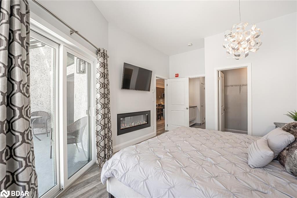 503-80 Horseshoe Boulevard, Oro-Medonte, ON - Indoor Photo Showing Bedroom With Fireplace