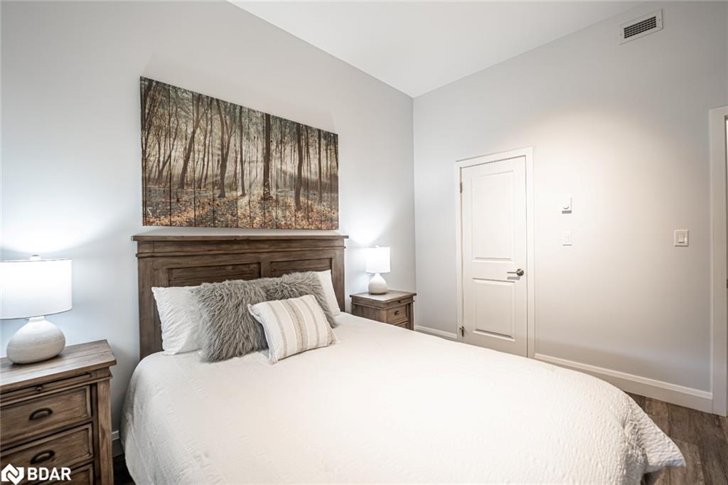 503-80 Horseshoe Boulevard, Oro-Medonte, ON - Indoor Photo Showing Bedroom