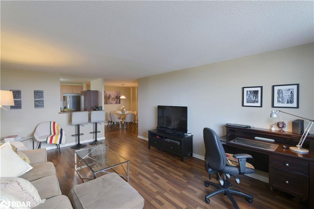 501-6720 Glen Erin Drive, Mississauga, ON - Indoor Photo Showing Living Room