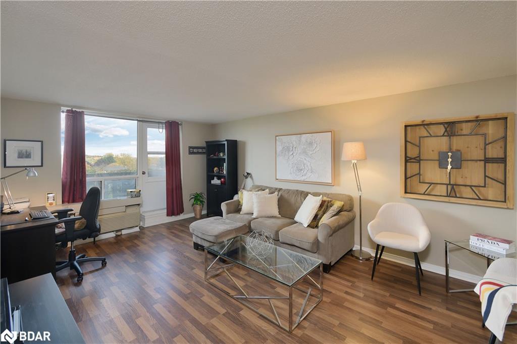501-6720 Glen Erin Drive, Mississauga, ON - Indoor Photo Showing Living Room