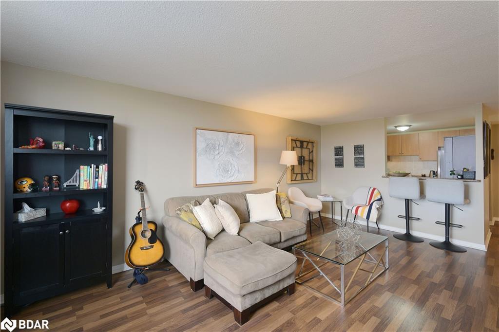 501-6720 Glen Erin Drive, Mississauga, ON - Indoor Photo Showing Living Room