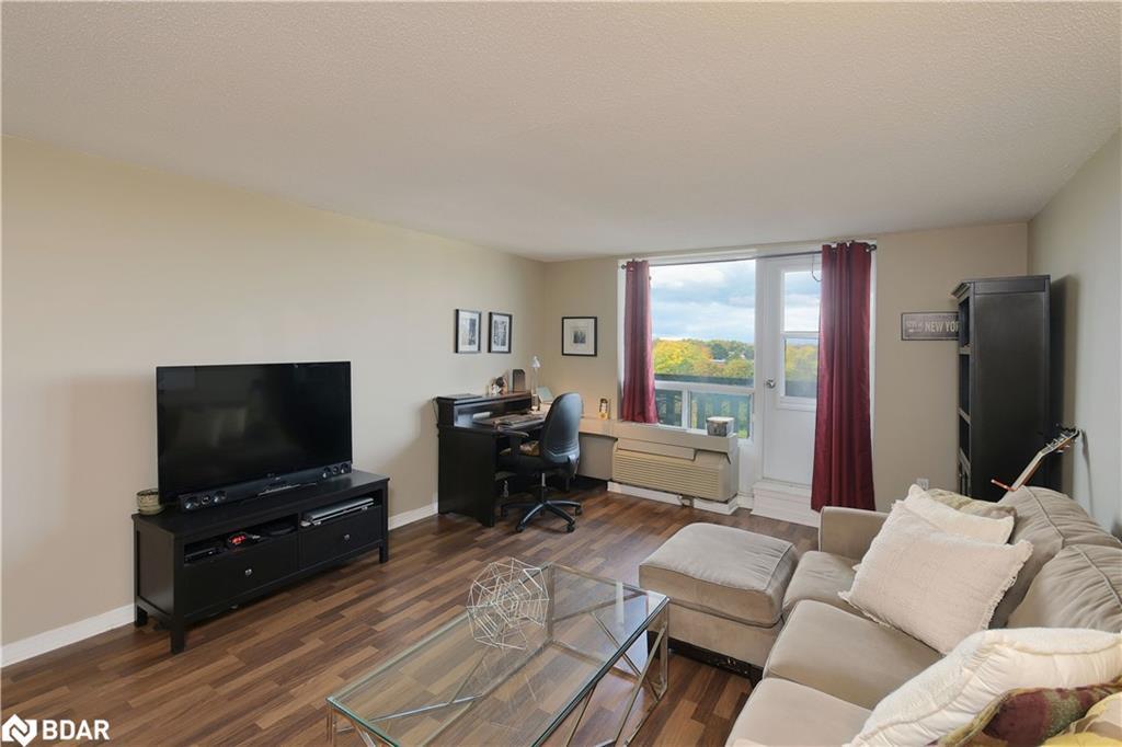 501-6720 Glen Erin Drive, Mississauga, ON - Indoor Photo Showing Living Room