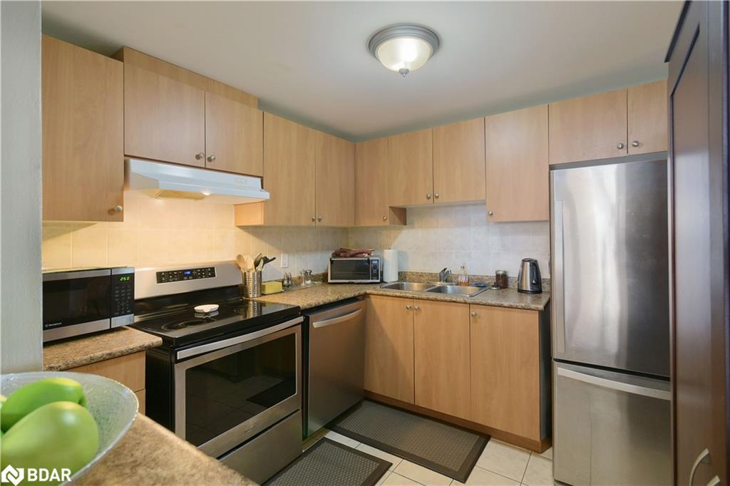 501-6720 Glen Erin Drive, Mississauga, ON - Indoor Photo Showing Kitchen With Stainless Steel Kitchen With Double Sink