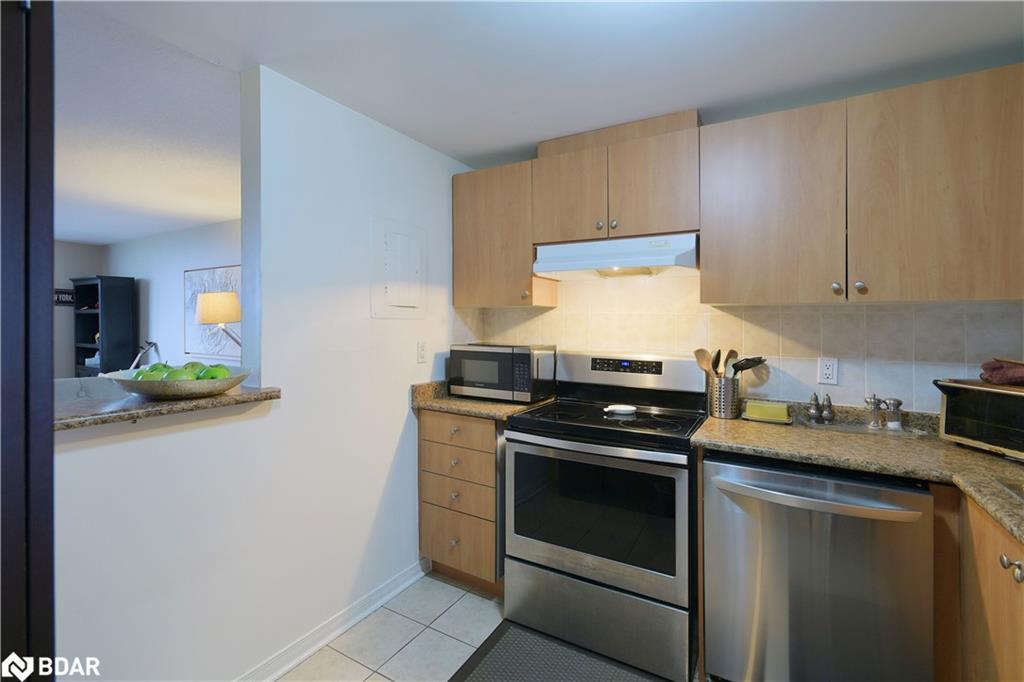 501-6720 Glen Erin Drive, Mississauga, ON - Indoor Photo Showing Kitchen