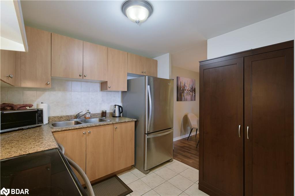 501-6720 Glen Erin Drive, Mississauga, ON - Indoor Photo Showing Kitchen With Double Sink