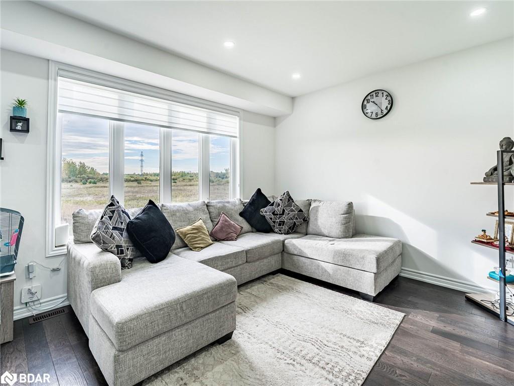 257 Duncan Street Street, Stayner, ON - Indoor Photo Showing Living Room
